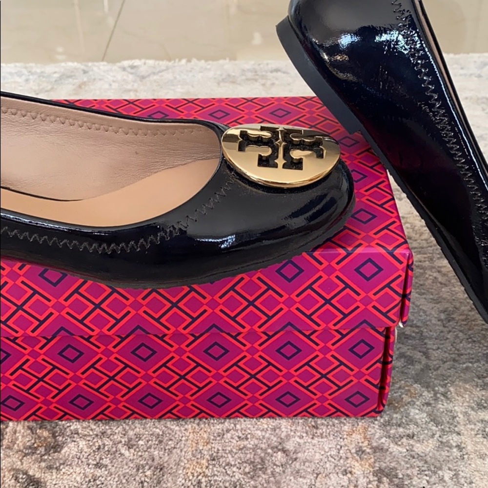 Tory Burch Reva Black Patent Flats 7B - Picture 2 of 7